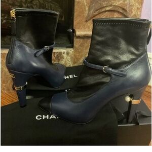 CHANEL BOOTS !!